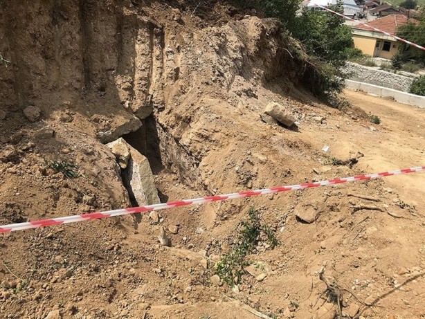 Foto - Yol kazısı sırasında topraktan çıktı! Gözlerine inanamadılar! Tamı tamına 100 tane