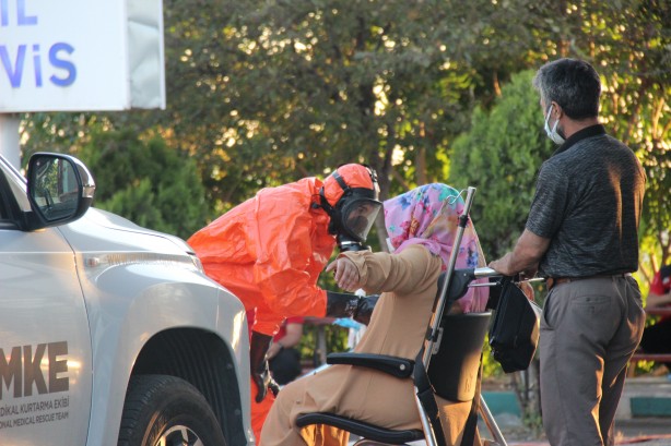 Foto - Yol kenarında baygın bulunan şahıs ortalığı karıştırdı! Hastane karantinaya alındı