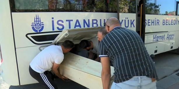 Yol kenarında 'cenaze taşıma' tartışması! İBB'nin aracı hareket etmedi