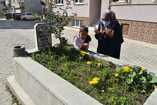 Foto - Yol ortasında 'sır mezar' şaşırtıyor