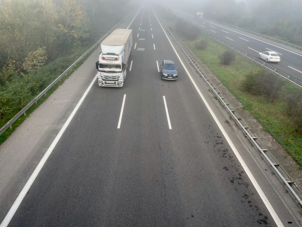 Foto - Yola çıkacaklar dikkat! Anadolu Otoyolu'nun Düzce kesiminde sis etkili oluyor