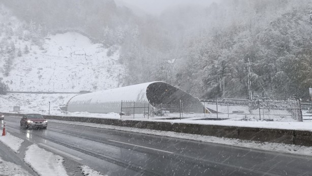 Yola çıkacaklar dikkat! Bolu Dağı Tüneli beyaza büründü