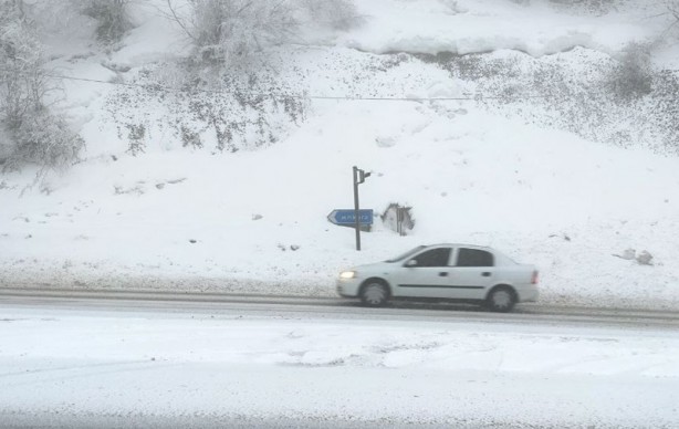 Yola çıkacaklar dikkat! Bolu Dağı'nda kar yağışı ve sis etkili oluyor