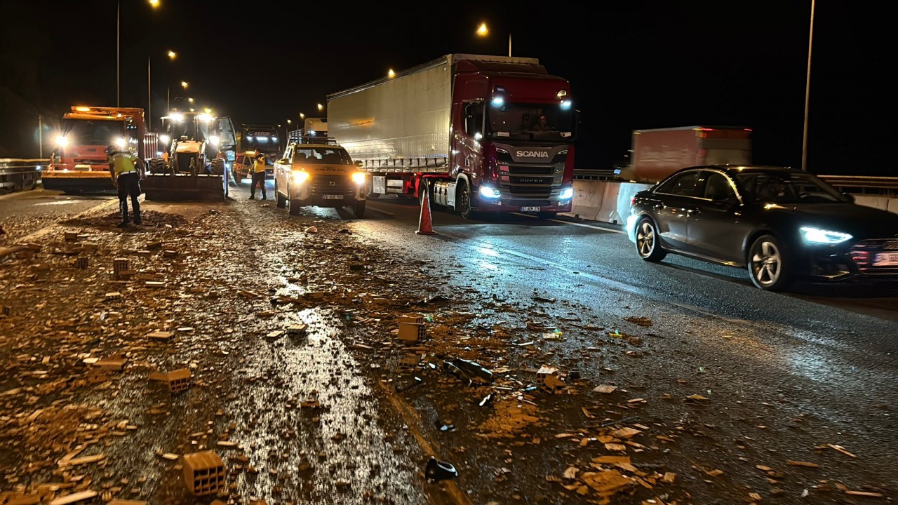 Foto - Yola çıkacaklar dikkat! Bolu Dağı'nda ulaşımı aksatan kaza