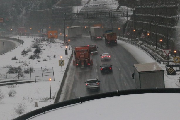 Yola çıkacaklar dikkat! Kar yağışı etkili oluyor