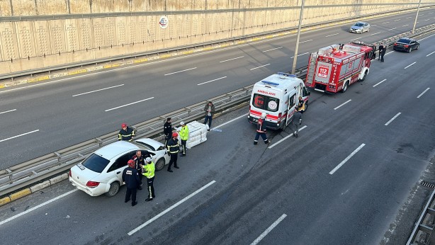 Foto - Yola düşen çuval zincirleme kazaya sebep oldu