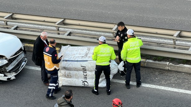 Foto - Yola düşen çuval zincirleme kazaya sebep oldu