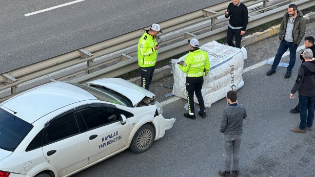 Foto - Yola düşen çuval zincirleme kazaya sebep oldu