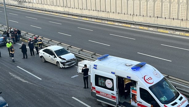 Foto - Yola düşen çuval zincirleme kazaya sebep oldu