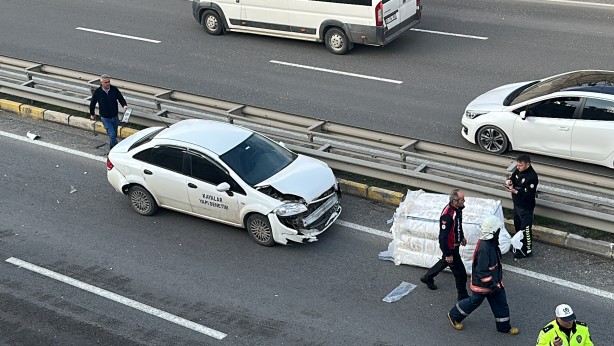 Foto - Yola düşen çuval zincirleme kazaya sebep oldu