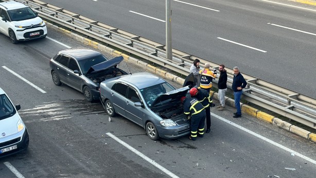 Foto - Yola düşen çuval zincirleme kazaya sebep oldu