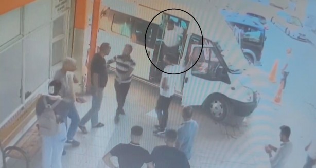 Foto - Yolcu, minibüs şoförünün kulağını ısırarak koparttı