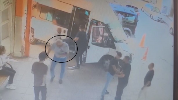 Foto - Yolcu, minibüs şoförünün kulağını ısırarak koparttı