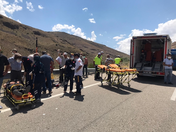 Foto - Yolcu minibüsü devrildi: Çok sayıda yaralı var