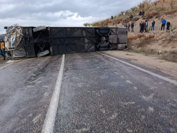 Foto - Yolcu otobüsü devrildi! Çok sayıda yaralı var