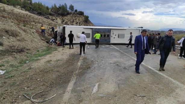 Yolcu otobüsü devrildi! Çok sayıda yaralı var