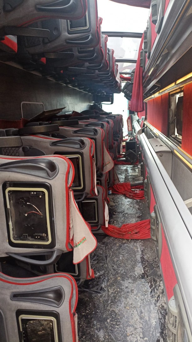 Foto - Yolcu otobüsü devrildi! Çok sayıda yaralı var