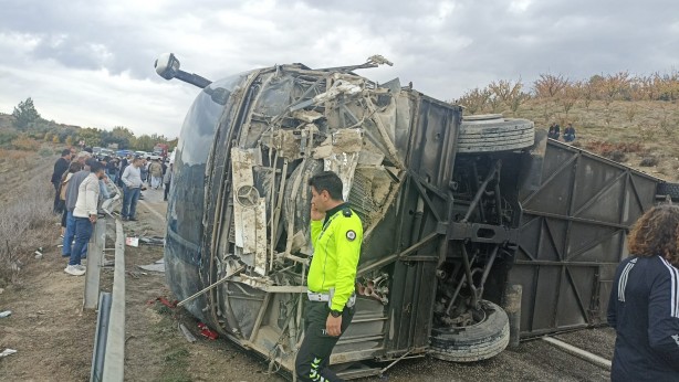 Foto - Yolcu otobüsü devrildi! Çok sayıda yaralı var