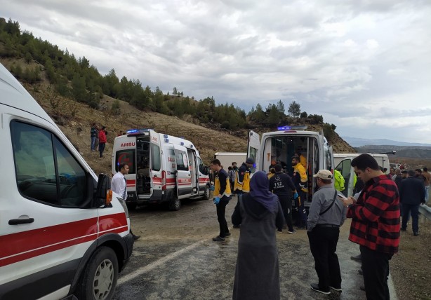 Foto - Yolcu otobüsü devrildi! Çok sayıda yaralı var