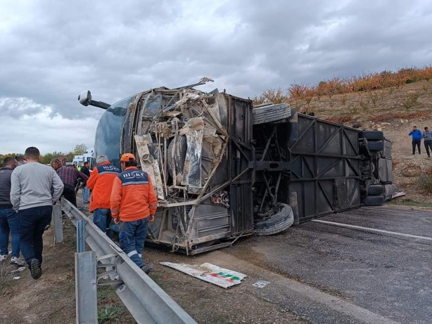 Foto - Yolcu otobüsü devrildi! Çok sayıda yaralı var