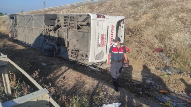 Yolcu otobüsü devrildi! Ölü ve çok sayıda yaralı var