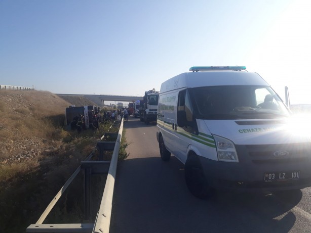 Foto - Yolcu otobüsü devrildi! Ölü ve çok sayıda yaralı var