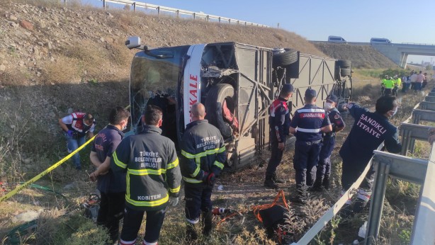 Foto - Yolcu otobüsü devrildi! Ölü ve çok sayıda yaralı var