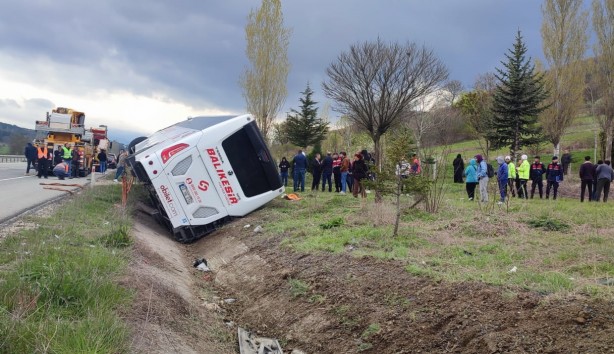 Yolcu otobüsü devrildi! Yaralılar var