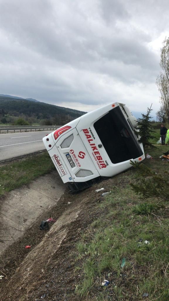 Foto - Yolcu otobüsü devrildi! Yaralılar var