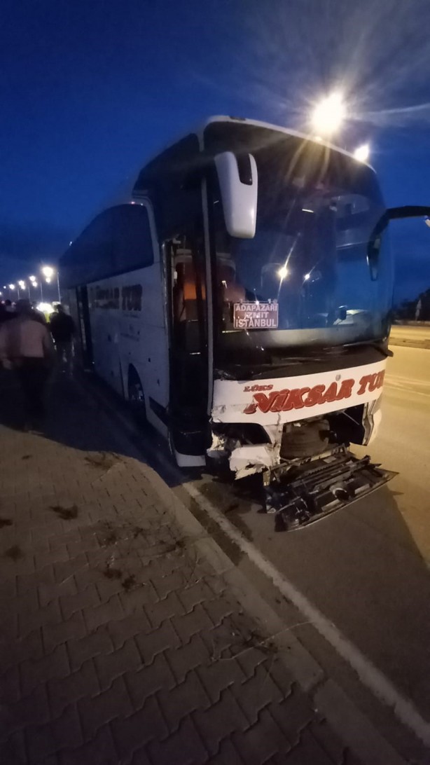 Foto - Yolcu otobüsü ile hafif ticari araç çarpıştı