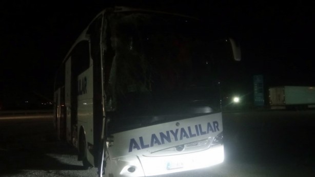 Foto - Yolcu otobüsü ile kargo kamyonu çarpıştı