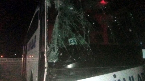 Foto - Yolcu otobüsü ile kargo kamyonu çarpıştı