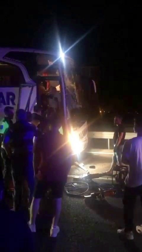 Yolcu otobüsü ile kargo kamyonu çarpıştı
