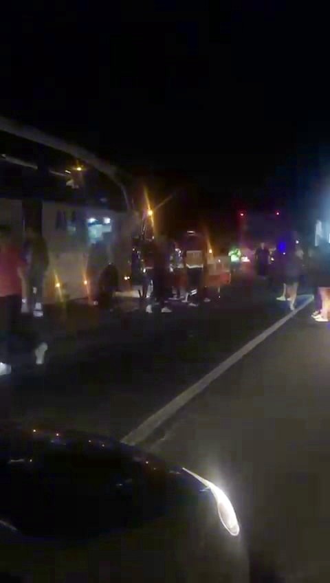 Foto - Yolcu otobüsü ile kargo kamyonu çarpıştı