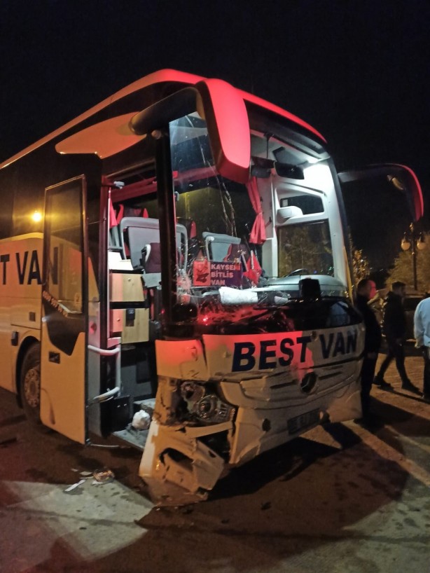 Foto - Yolcu otobüsü ile otomobil çarpıştı! Feci kazada komiser yardımcısı öldü, oğlu yaralandı