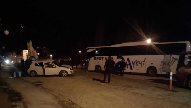 Foto - Yolcu otobüsü ile otomobil çarpıştı! Feci kazada komiser yardımcısı öldü, oğlu yaralandı
