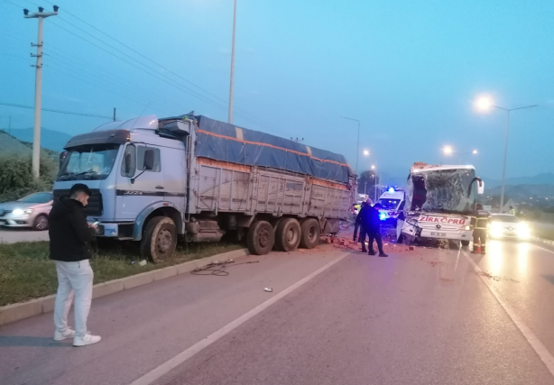 Foto - Yolcu otobüsü kamyona çarptı: Ölü ve yaralılar var