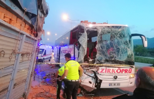 Foto - Yolcu otobüsü kamyona çarptı: Ölü ve yaralılar var