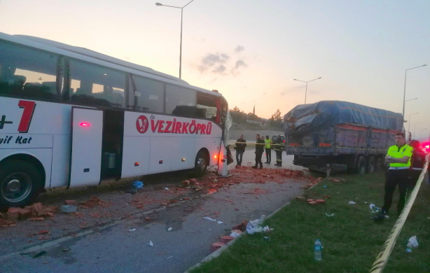 Foto - Yolcu otobüsü kamyona çarptı: Ölü ve yaralılar var