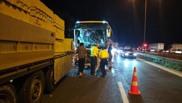 Foto - Yolcu otobüsü kaza yaptı! Çok sayıda yaralı var
