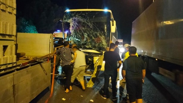 Foto - Yolcu otobüsü kaza yaptı! Çok sayıda yaralı var