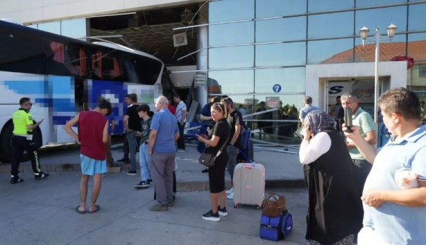 Foto - Yolcu otobüsü otogara daldı