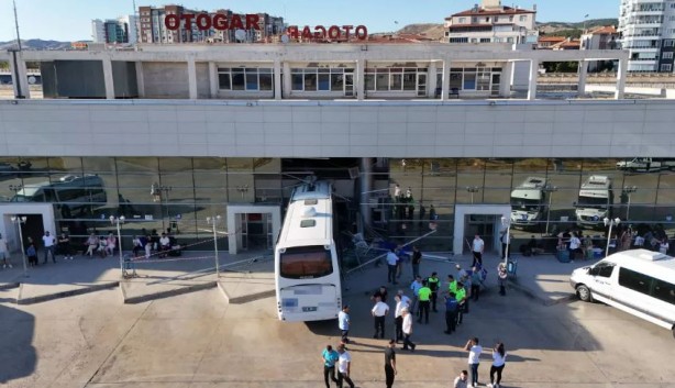 Yolcu otobüsü otogara daldı
