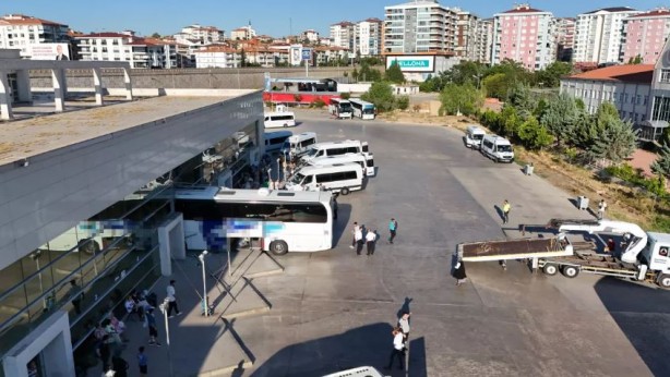 Foto - Yolcu otobüsü otogara daldı