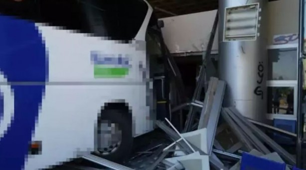 Foto - Yolcu otobüsü otogara daldı