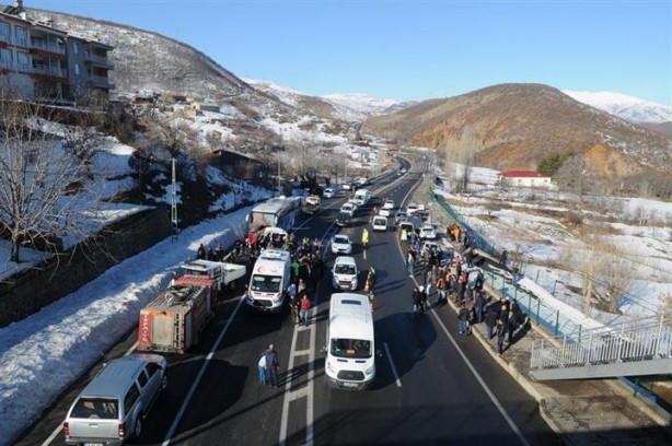 Foto - Yolcu otobüsü ticari araçla çarpıştı: 4 ölü, 7 yaralı
