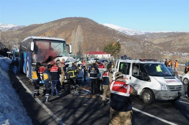 Foto - Yolcu otobüsü ticari araçla çarpıştı: 4 ölü, 7 yaralı