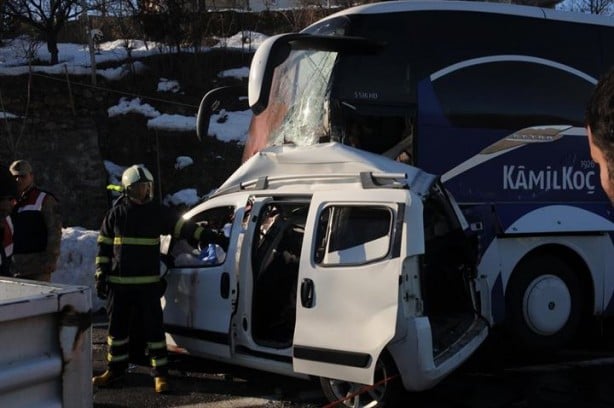 Yolcu otobüsü ticari araçla çarpıştı: 4 ölü, 7 yaralı