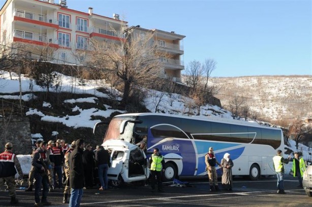 Foto - Yolcu otobüsü ticari araçla çarpıştı: 4 ölü, 7 yaralı