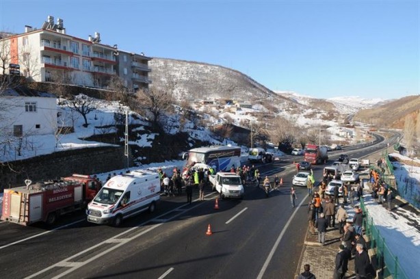 Foto - Yolcu otobüsü ticari araçla çarpıştı: 4 ölü, 7 yaralı